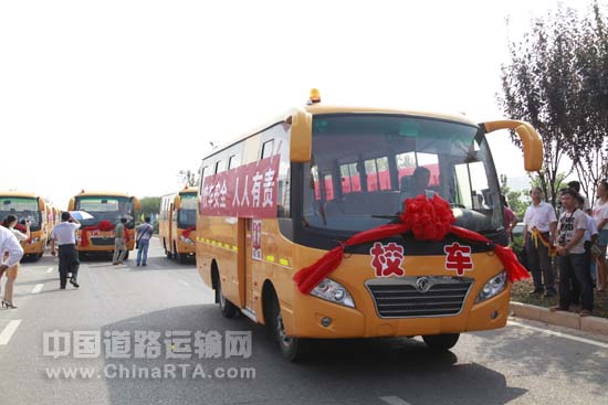 最新學(xué)校校車，重塑學(xué)生交通出行體驗(yàn)，打造安全舒適的校園通勤服務(wù)