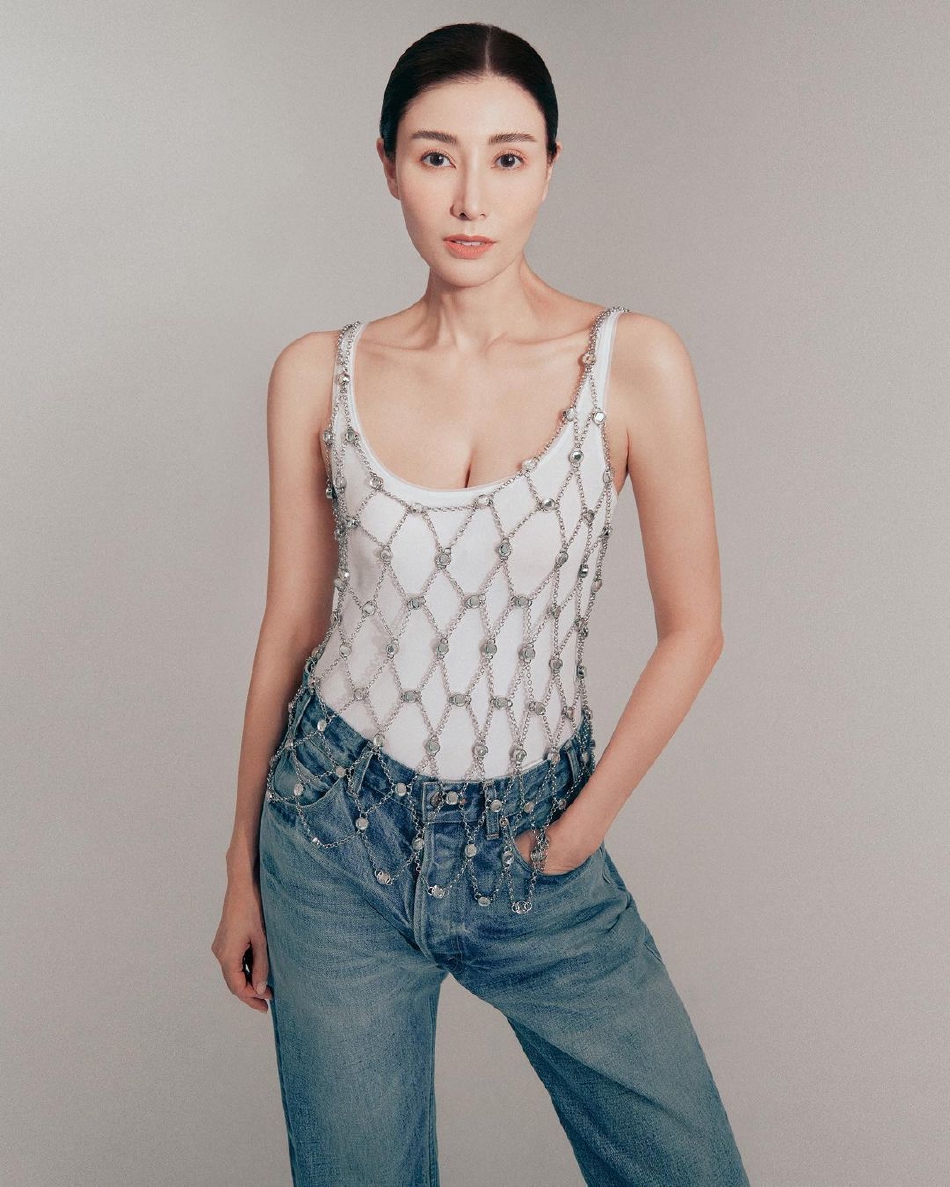 李嘉欣絕美寫真集，展現(xiàn)最佳瞬間風(fēng)采